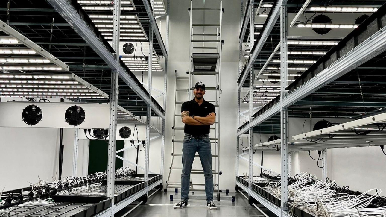 Marco Brunati accanto ai moduli Aerolight