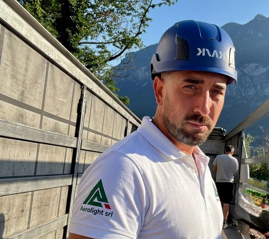 Marco Brunati, CEO di Aerolight srl, sul campo durante una verifica tecnica